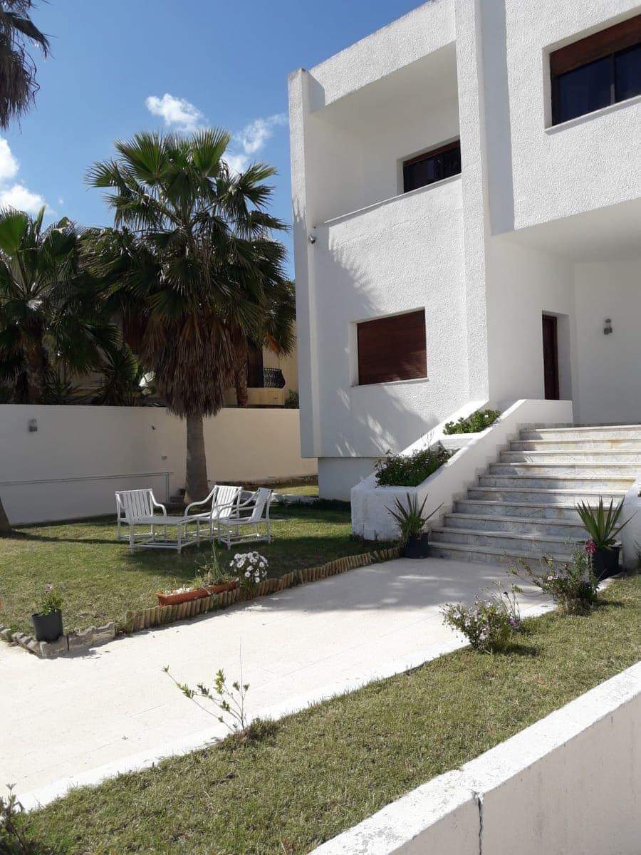 Ariana Ville El Menzah 7 Vente Maisons Villa avec un jardin et une piscine au menzah 7