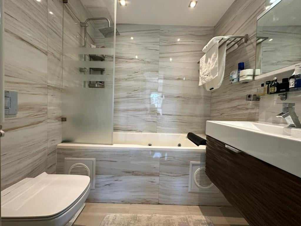 La Soukra La Soukra Vente Appart. 3 pices Trs luxueux appartement s2 meubl  soukra parc