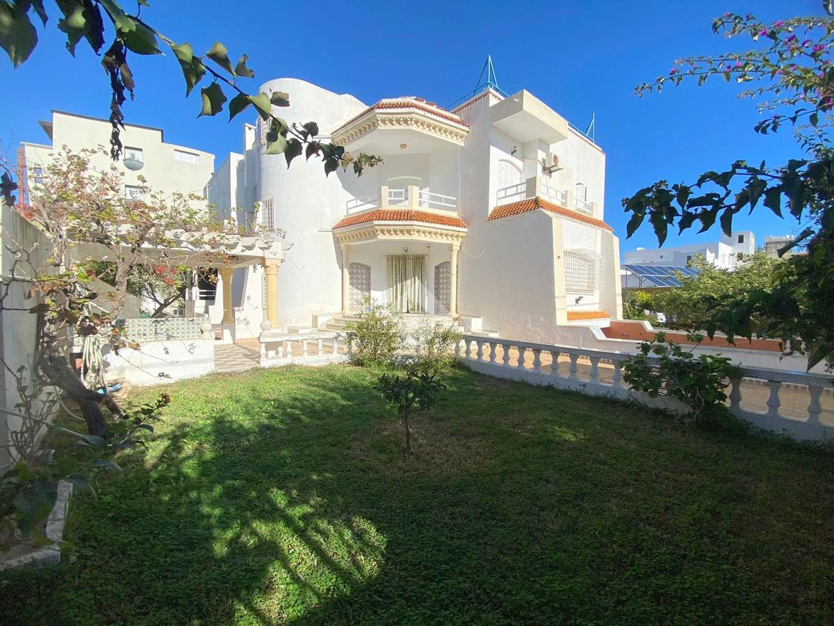 Akouda Chatt Meriem Vente Appart. 5 pices+ Villa avec piscine et un grand jardin