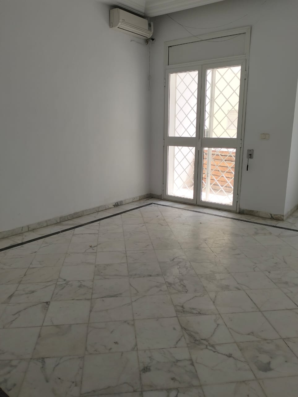 La Soukra La Soukra Vente Appart. 4 pices La soukra vnt s3 rdc