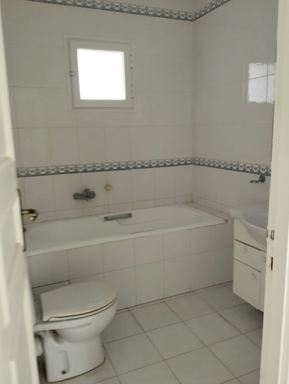 La Soukra La Soukra Vente Appart. 4 pices La soukra vnt s3 rdc