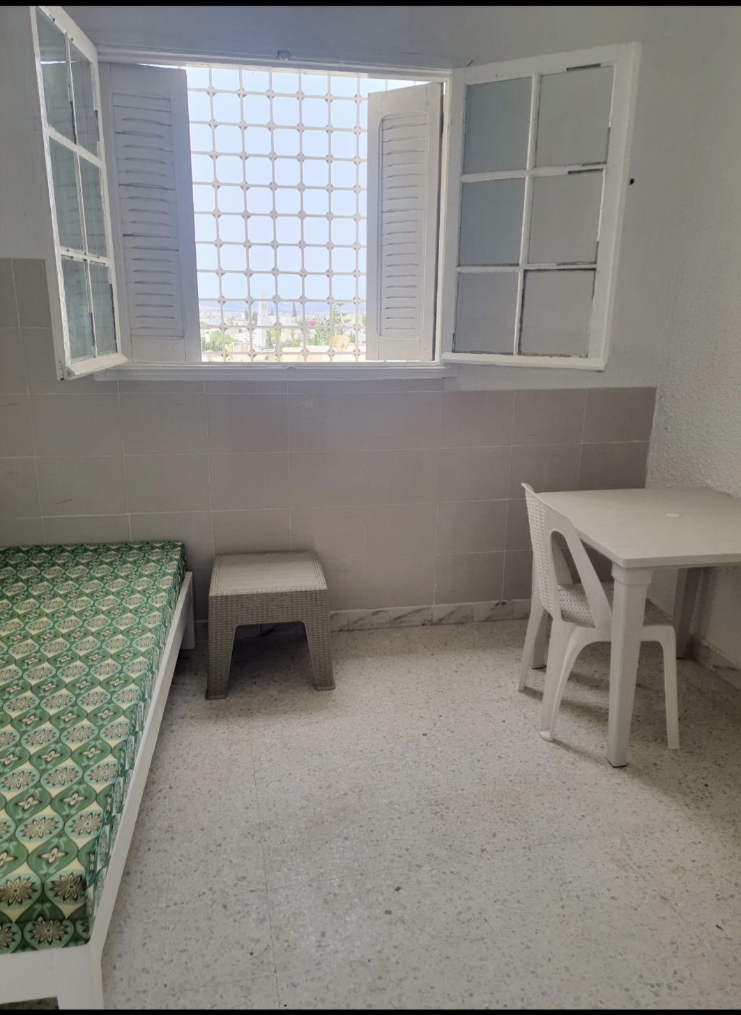 El Menzah El Manar 1 Location Appart. 2 pices Hall et 2 pices meubl prs campus universitaire
