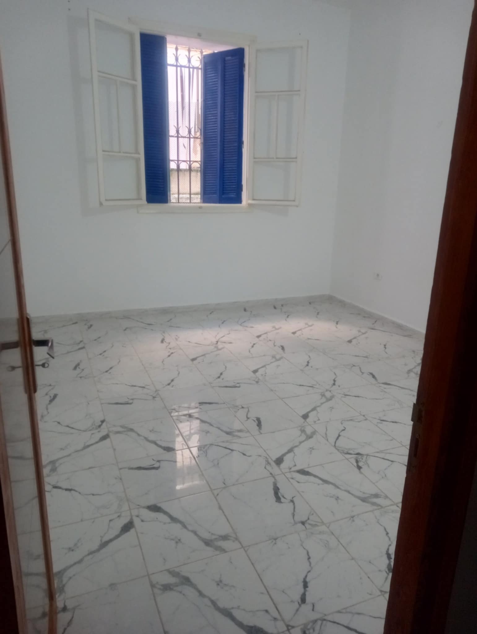 Bab Bhar Bab El Jazira Vente Appart. 3 pices S3 et un magasin au centre ville