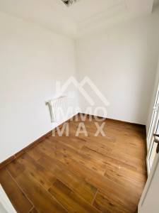 Ariana Ville El Menzah 6 Vente Maisons A  un triplex a menzah 6 ref67a