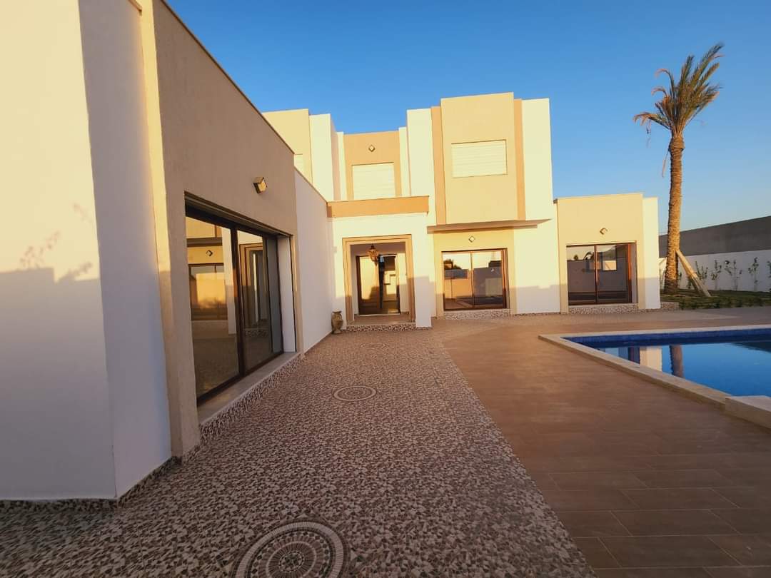 Djerba - Midoun&nbsp;Arkou&nbsp;Vente&nbsp;Maisons&nbsp;Villa de 2 niveaux avec piscine � arkou