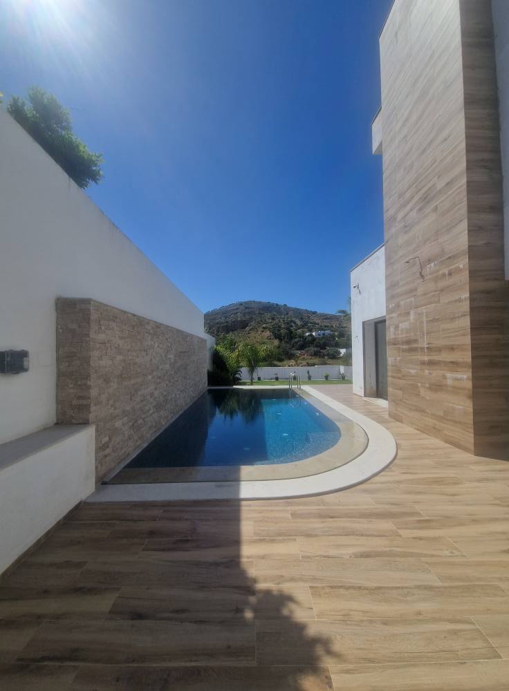 Ariana Ville&nbsp;Riadh Landlous&nbsp;Vente&nbsp;Maisons&nbsp;Villa tr�s haut standing jabes sidi thabet