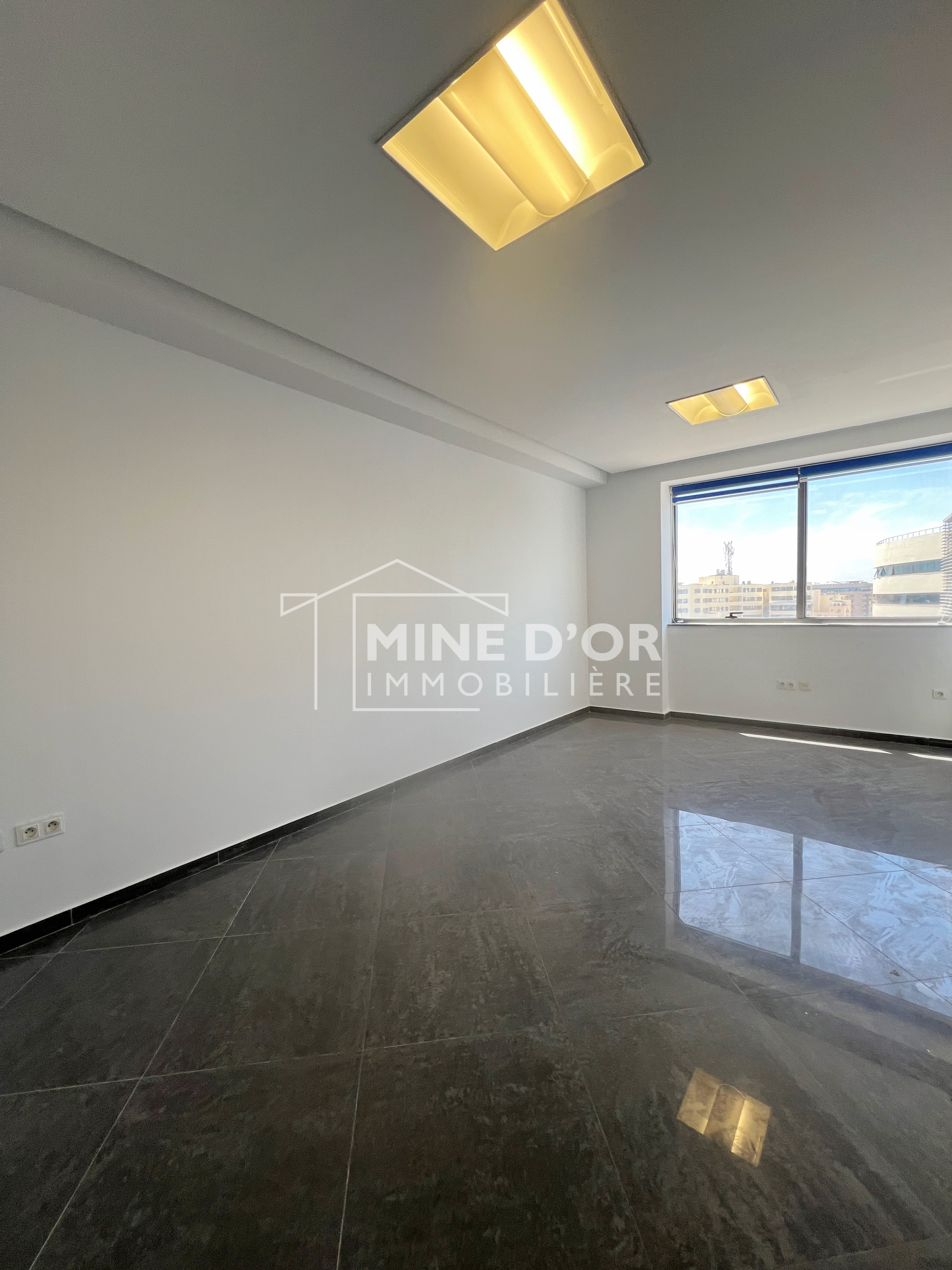 Cite El Khadra&nbsp;Zone urbaine nord&nbsp;Bureaux & Commerces&nbsp;Bureau&nbsp;Al bureau en 6espaces hts au centre urbain