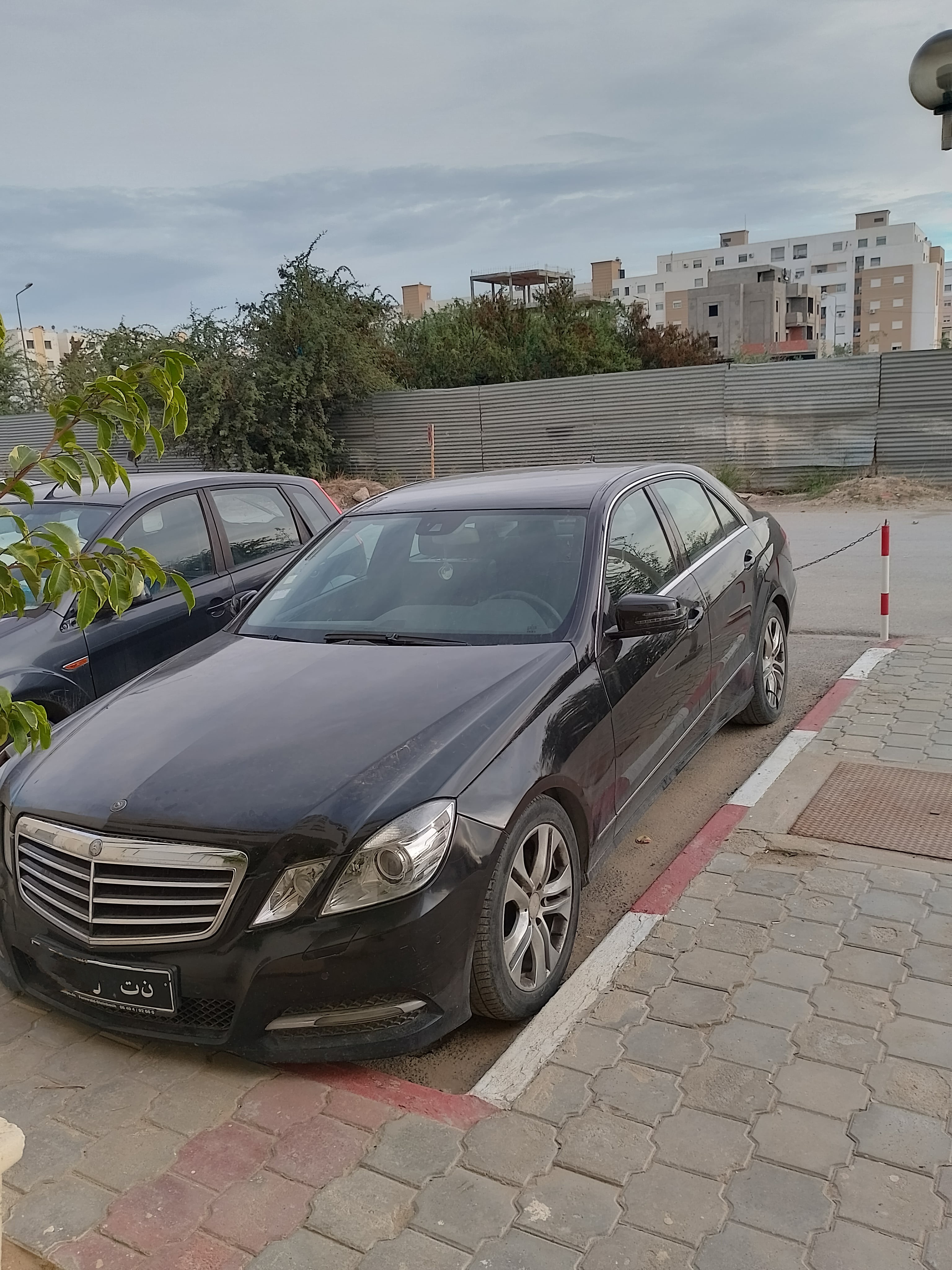 La Soukra&nbsp;Borj Louzir&nbsp;Mercedes&nbsp;E&nbsp;Mercedes e 200 en bonne �tat