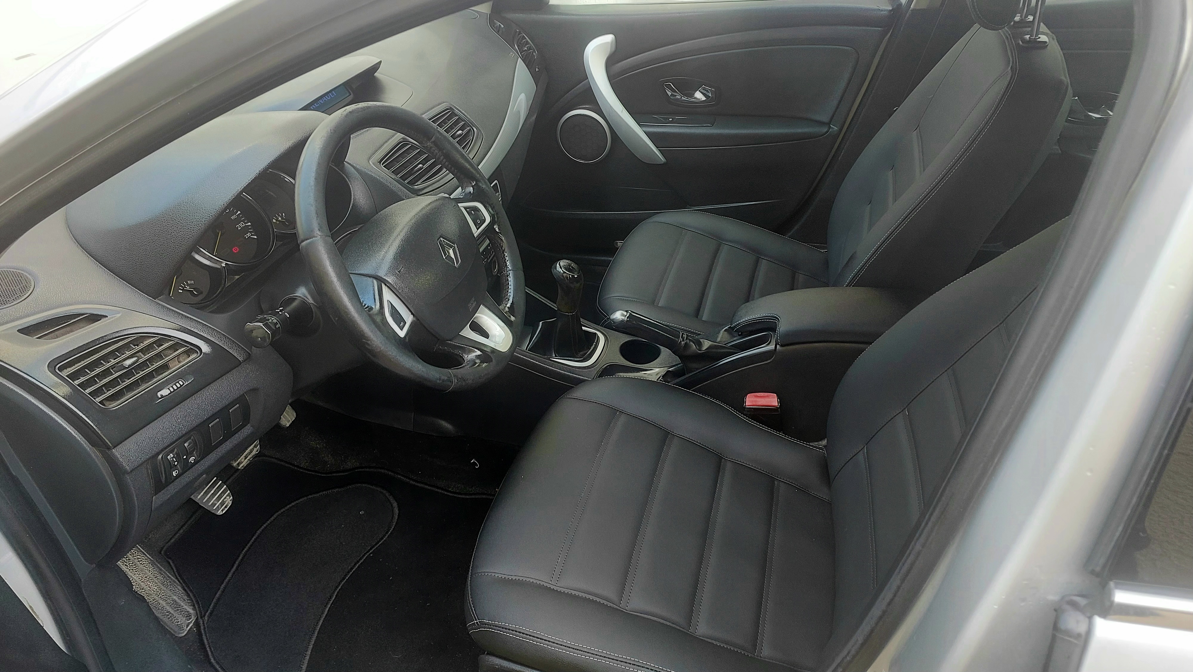 Ariana Ville&nbsp;Riadh Landlous&nbsp;Renault&nbsp;FLUENCE�&nbsp;Voiture tr�s bon �tat