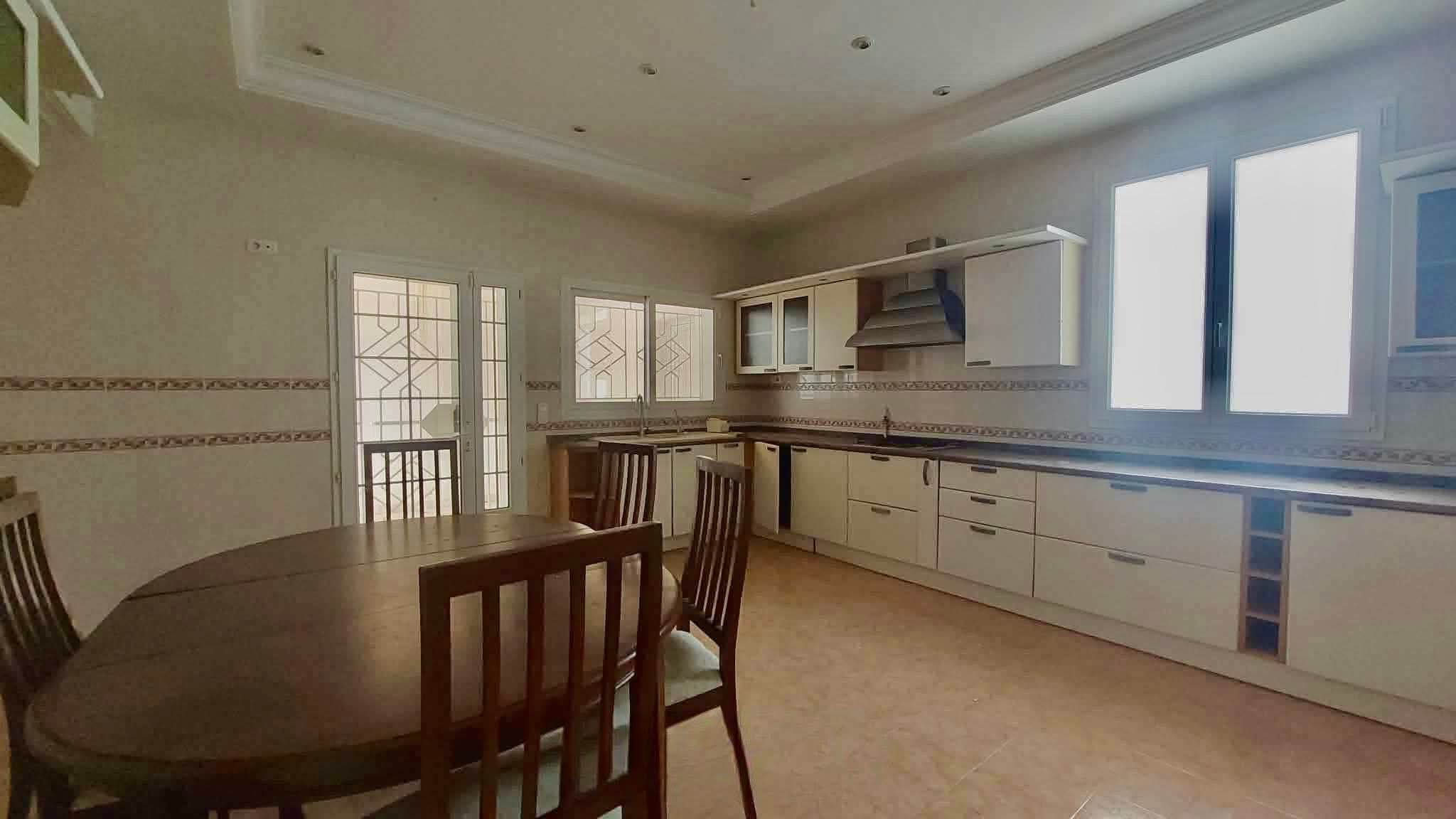 Ariana Ville&nbsp;Cite Ennasr 2&nbsp;Location&nbsp;Maisons&nbsp;Manigfique villa 4200d a ennasr 2