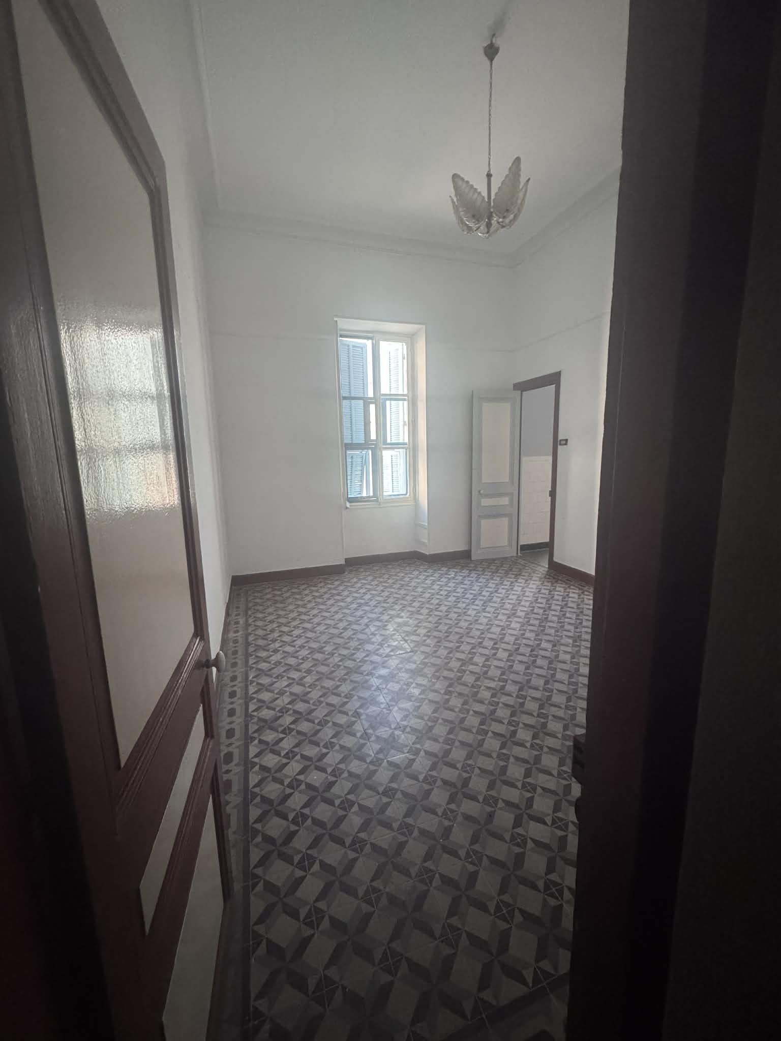 Bab Bhar&nbsp;Bab Bhar&nbsp;Vente&nbsp;Appart. 5 pi�ces+&nbsp;Un grand appartement � rue d'angleterre