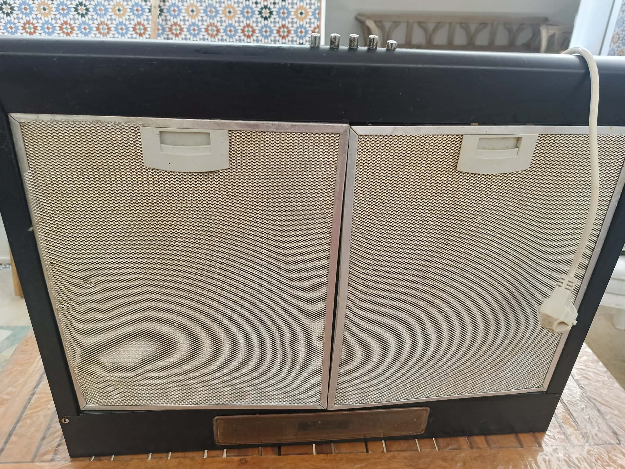 El Kram&nbsp;Le Kram Est&nbsp;Cuisini�re mixte&nbsp;Autre&nbsp;Plaque et hotte aspirante ferr� en tres bon etat