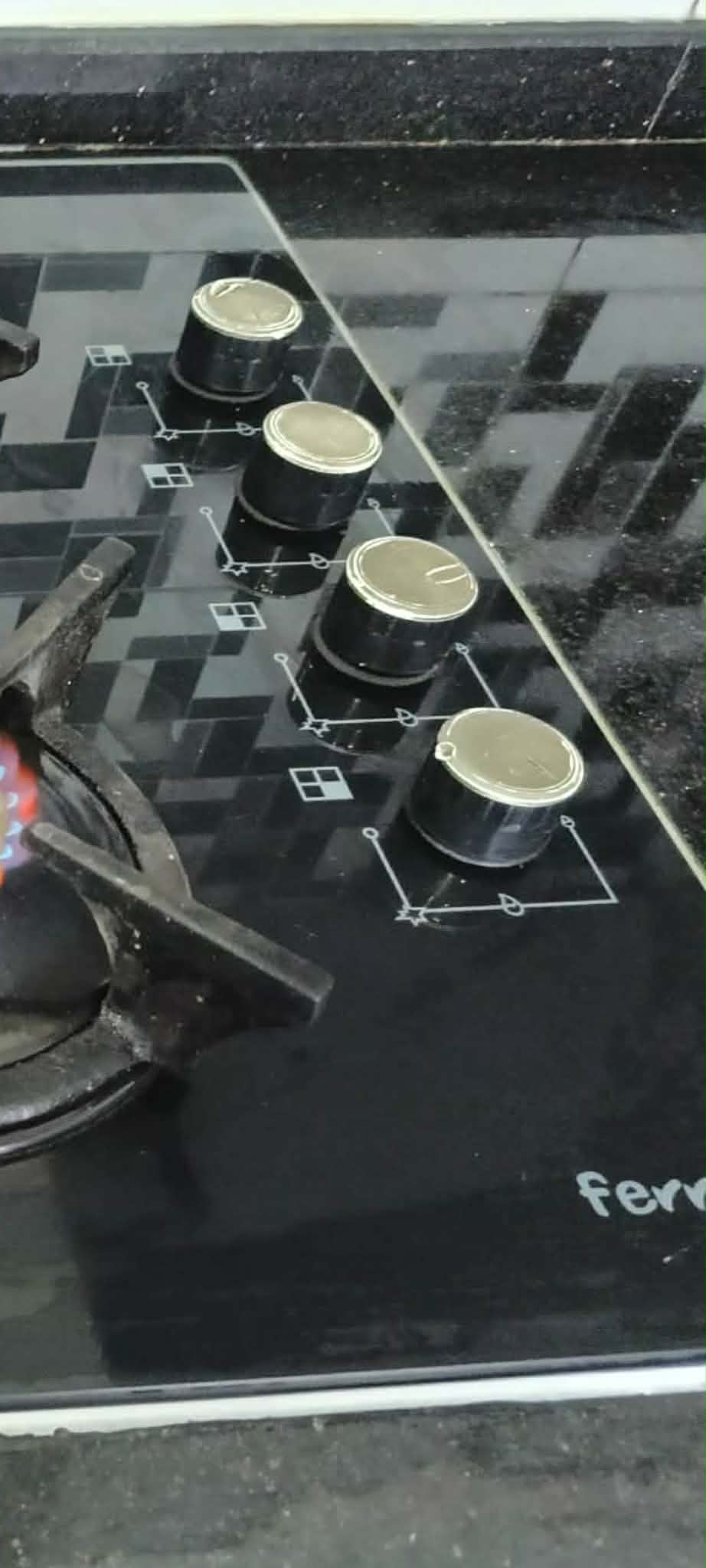 El Kram&nbsp;Le Kram Est&nbsp;Cuisini�re mixte&nbsp;Autre&nbsp;Plaque et hotte aspirante ferr� en tres bon etat