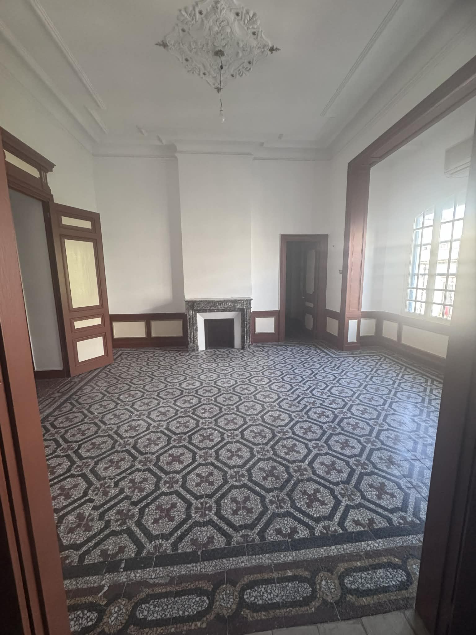 Bab Bhar&nbsp;Bab Bhar&nbsp;Vente&nbsp;Appart. 5 pi�ces+&nbsp;Un grand appartement � rue d'angleterre