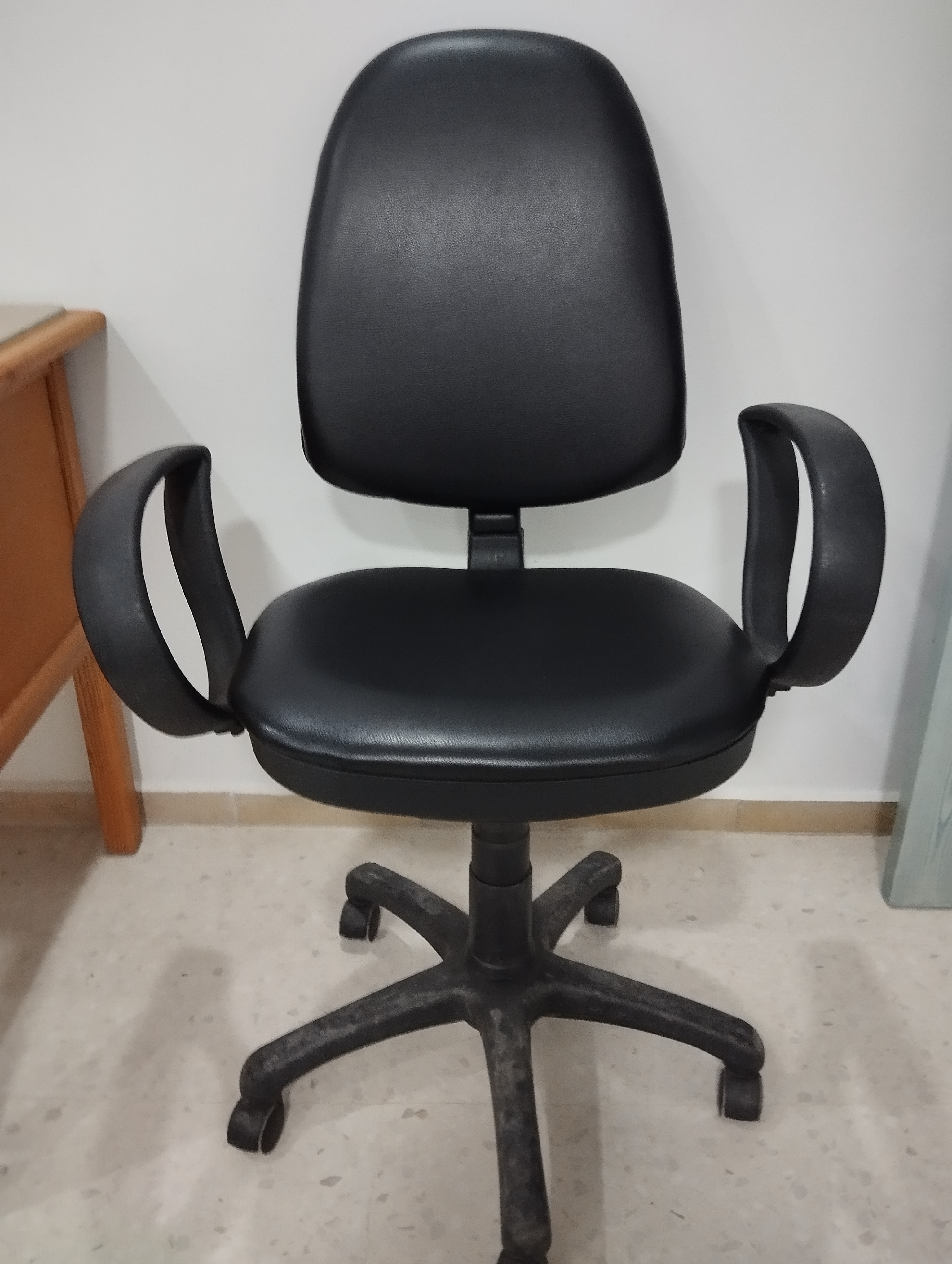 Sfax Ville&nbsp;Sfax&nbsp;Papier&nbsp;Autre&nbsp;Six chaises de bureau informatique
