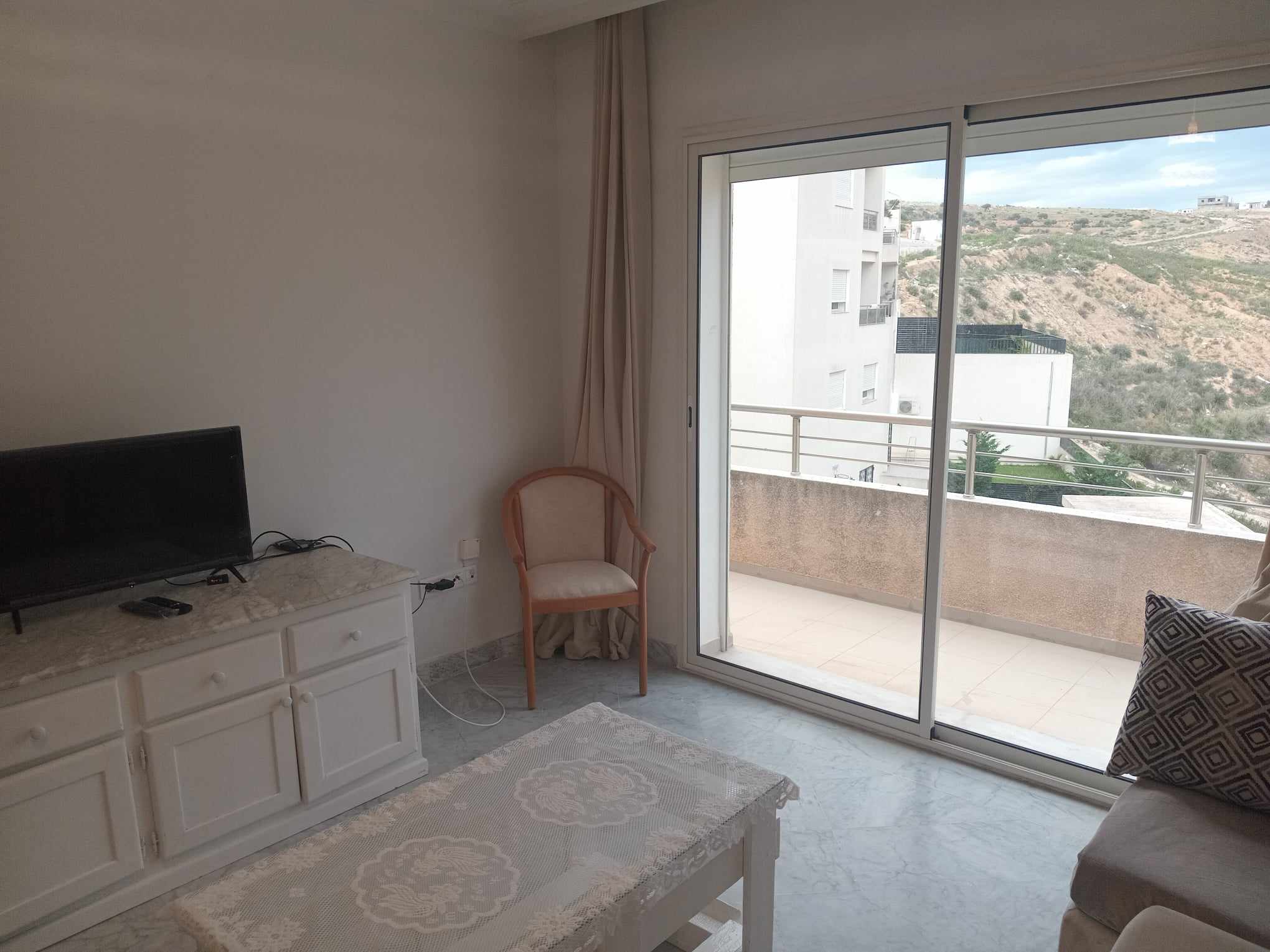 Ariana Ville&nbsp;Cite Ennasr 2&nbsp;Location&nbsp;Appart. 1 pi�ce&nbsp;S1 meubl� hs avec terrasse spacieuse � ennasr 2