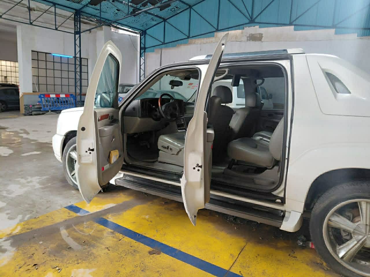 Bab Souika&nbsp;Bab Souika&nbsp;Cadillac&nbsp;Escalade&nbsp;Cadillac escalade  essence gaz vignete agricol 35d