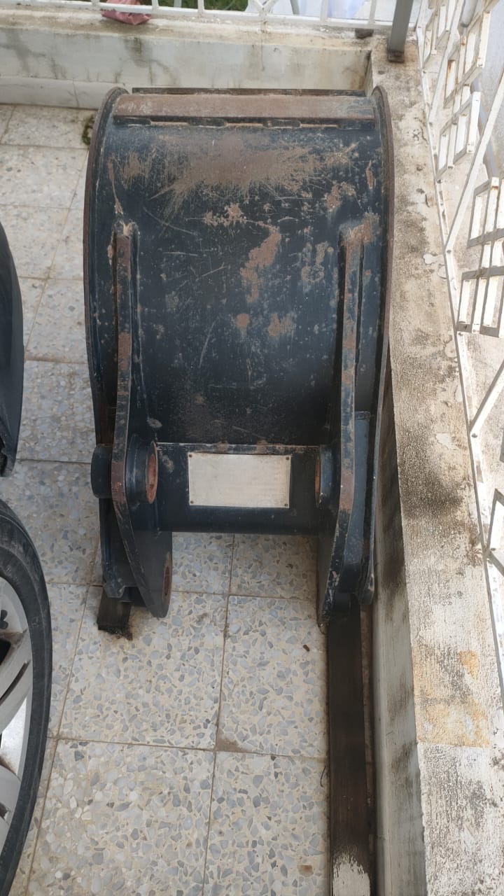 Mnihla&nbsp;Jardins d'el Menzah&nbsp;Pi�ces D�tach�es&nbsp;Autres Pi�ces Auto&nbsp;Godet � tranch�e caterpillar