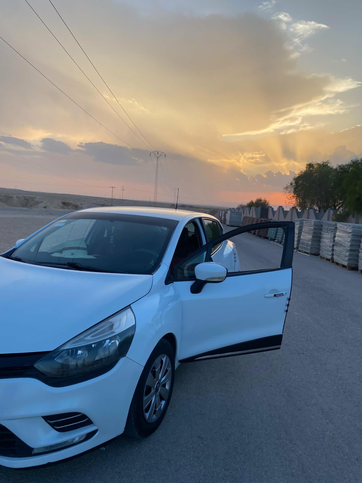 El Mdhilla&nbsp;Cite Essaada&nbsp;Renault&nbsp;Clio&nbsp;Renault clio 4    en bon �tat