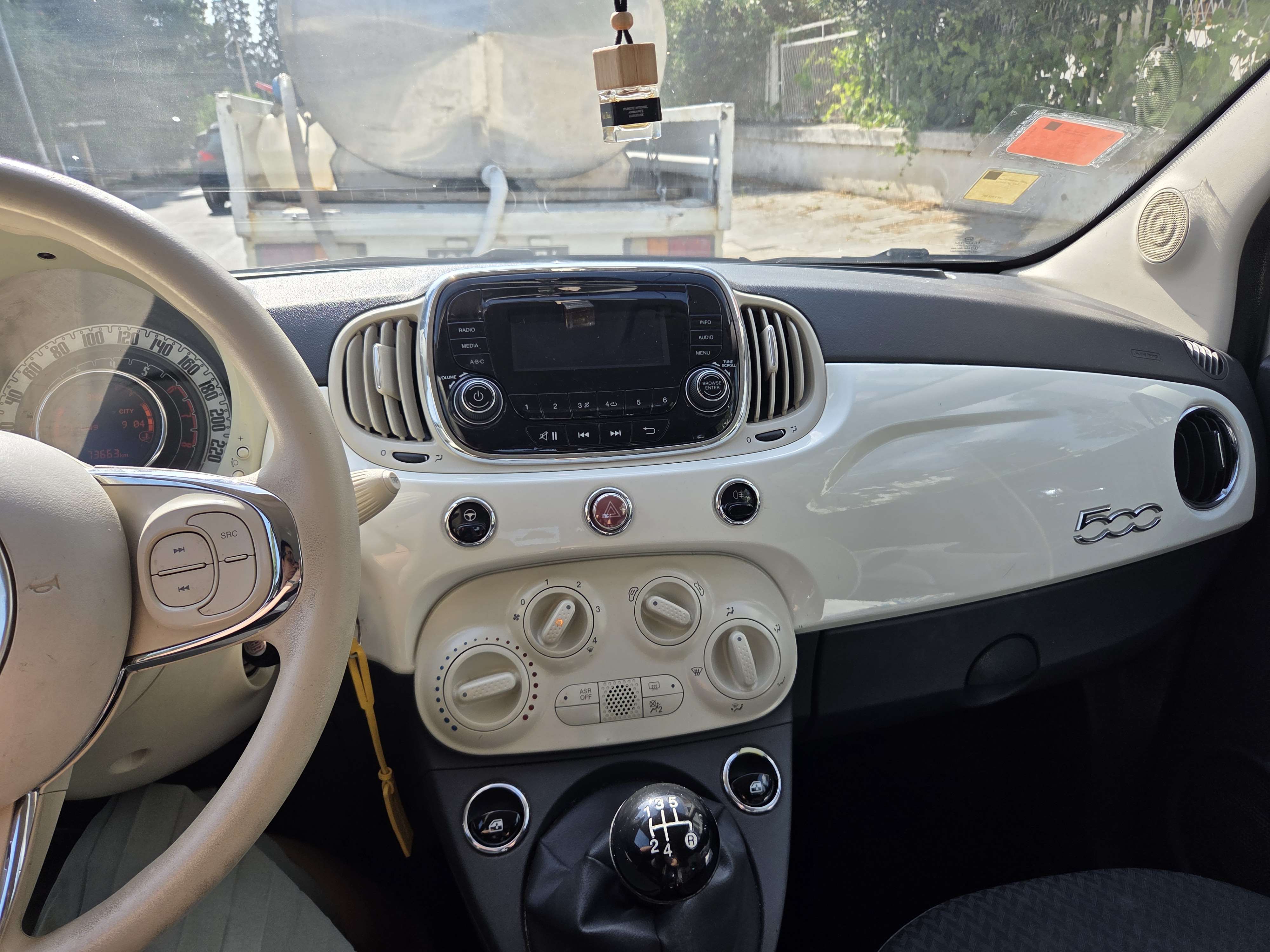 El Menzah&nbsp;Cite El Mahrajene&nbsp;Fiat&nbsp;500&nbsp;Fiat 500 blanche