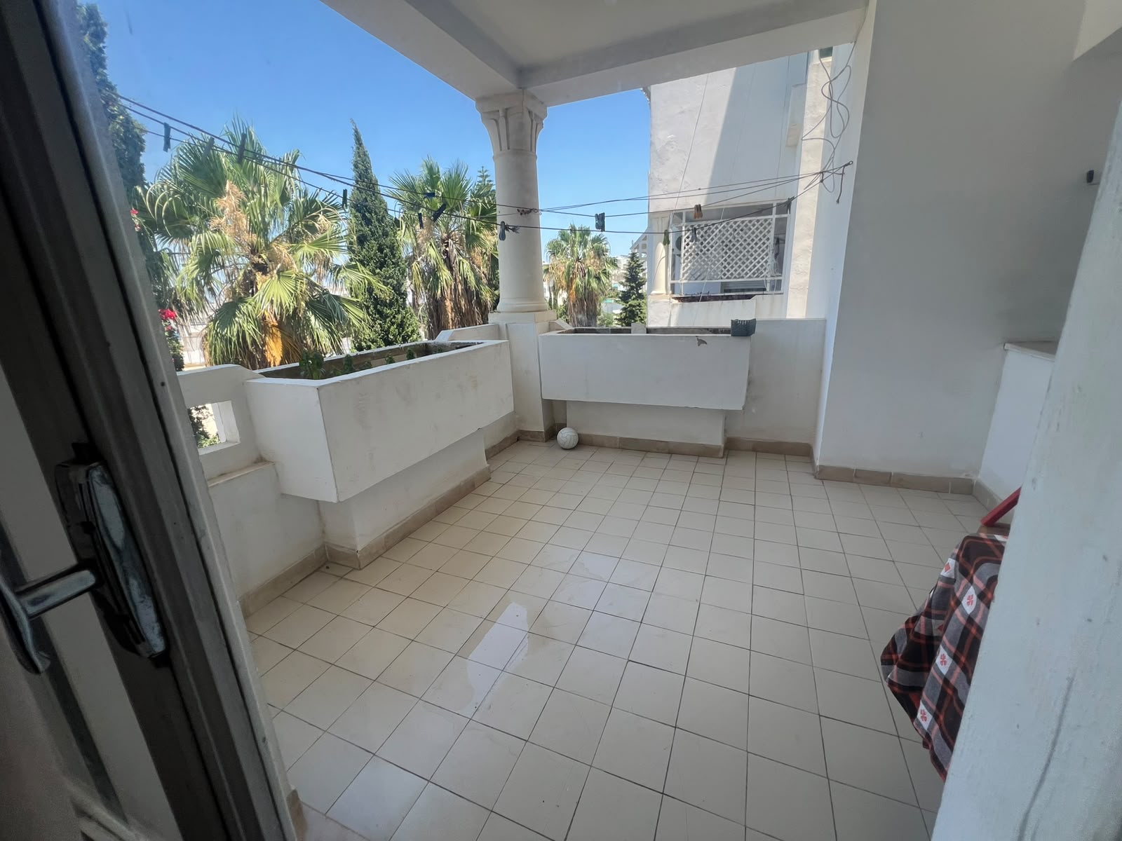 La Soukra&nbsp;Borj Louzir&nbsp;Vente&nbsp;Autre&nbsp;Apparemment � cit� hedi nouira ariana