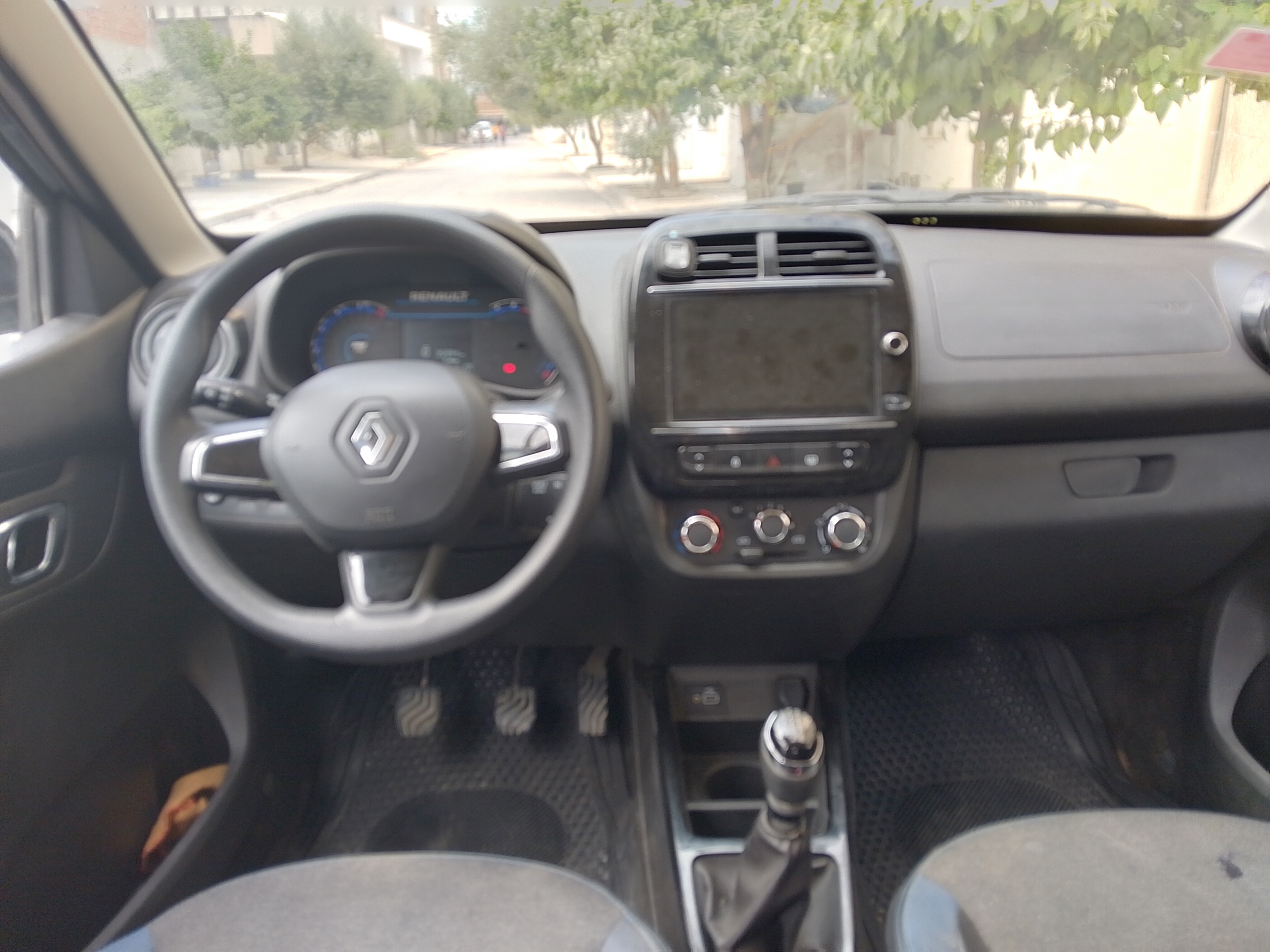 Soliman&nbsp;Soliman&nbsp;Renault&nbsp;Clio&nbsp;Renault kwid 1�re main
